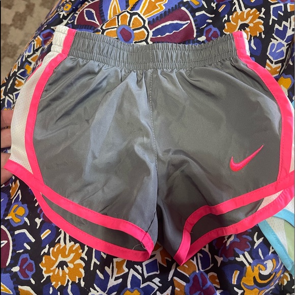 Sold!! Baby girl Nike shorts in like new condition 12m-2t - Picture 5 of 8
